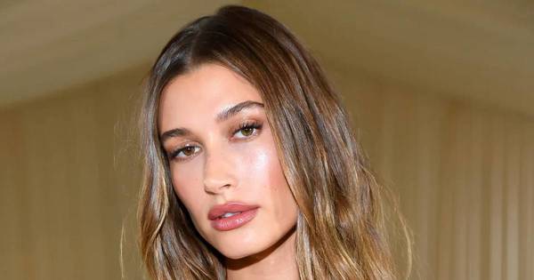 La Nación / Hailey Bieber recreó los mejores looks de Britney Spears