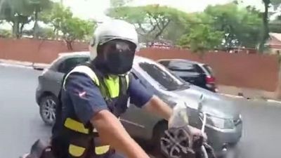 Denuncian que agentes de PMT realizan control frente a semáforo con fallas