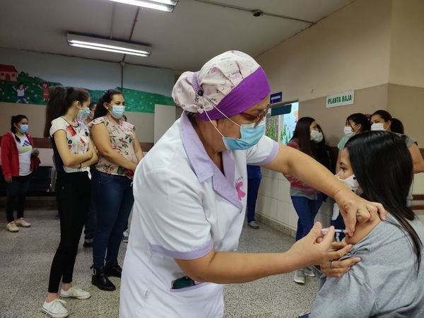 Desde mañana habilitan vacunas contra Covid-19 para adolescentes en Clínicas - Nacionales - ABC Color