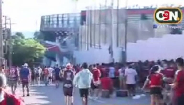 Diario HOY | Aglomeración, demoras y corridas en la previa al Superclásico