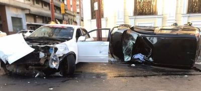 Choque y vuelco en microcentro de Asunción