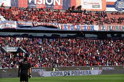 Gran ambiente en La Nueva Olla: ¿se violó la capacidad permitida? - Fútbol - ABC Color