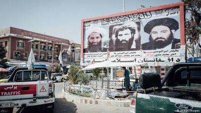 Un centenar de yihadistas se entregan a los talibanes en Afganistán