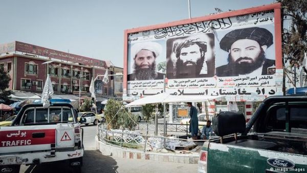 Un centenar de yihadistas se entregan a los talibanes en Afganistán
