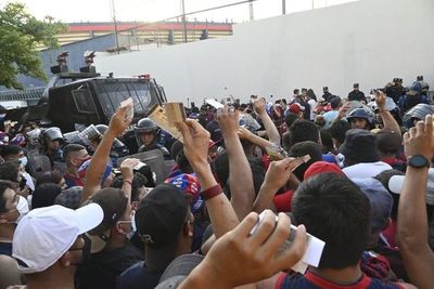 Hinchas con entradas en mano no presenciaron el superclásico - Fútbol - ABC Color