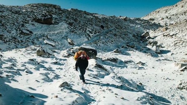 Tres alpinistas se encuentran atrapados en el Monte Everest, tras una fuerte avalancha
