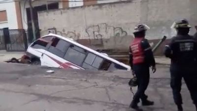 Calle rota de Caracas se traga un autobús con pasajeros