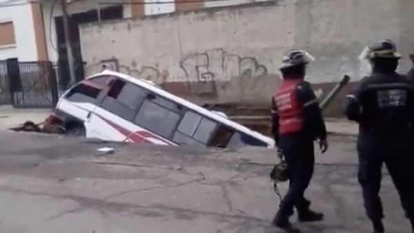 Calle rota de Caracas se traga un autobús con pasajeros