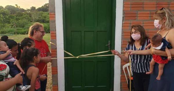 La Nación / Solidaridad a flor de piel: vecinos de Capiatá construyeron una casa a una joven y humilde madre