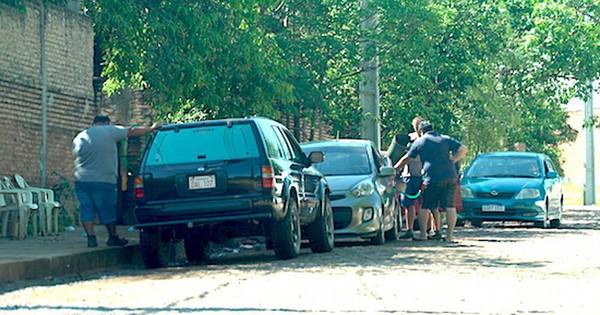 La Nación / Fila de vehículos por combustible de contrabando en la capital