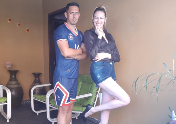 Crónica / Un expelotero del Decano apareció con look Icardi y ¡su Wanda Nara!