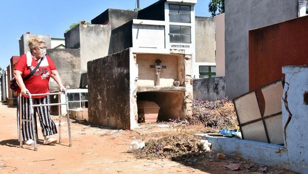 Comuna exige pago de canon, pero no limpia cementerios