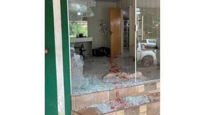 Acribillan a estilista en su salón de belleza en Bado