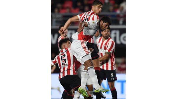 Robert Rojas anota en empate de River