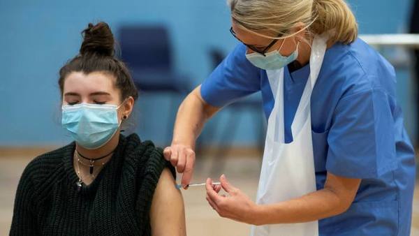 Salud comienza vacunación anti-COVID a adolescentes de 16 y 17 años