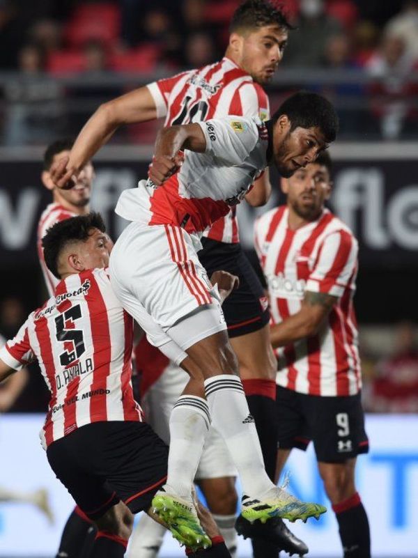 Robert Rojas marcó en empate de River Plate ante el Pincha