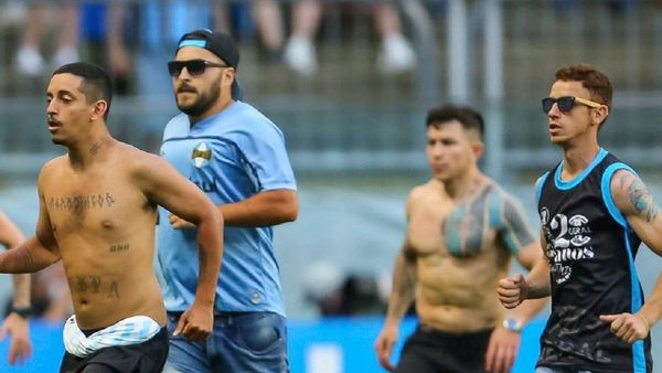 Hinchas de Gremio invaden cancha tras caer penúltimo