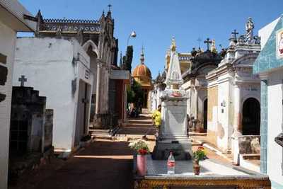 Aplican protocolo para el ingreso de personas a cementerios de Asunción por el Día de los Muertos | Ñanduti