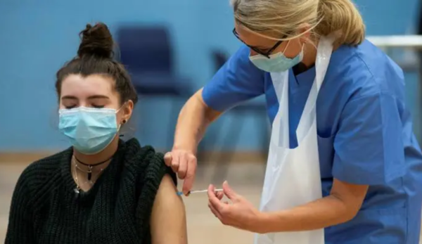 Salud comienza vacunación anti-COVID a adolescentes de 16 y 17 años