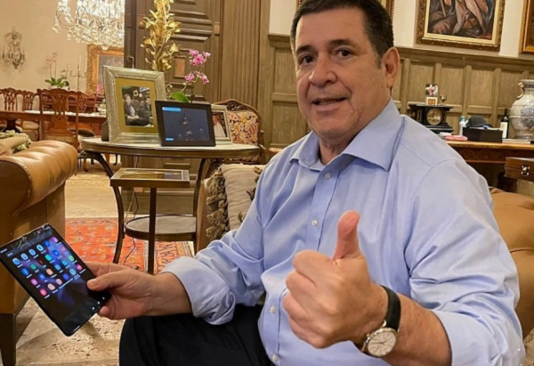 Cartes se lanza de influencer, pero termina en burlas y memes - Noticiero Paraguay