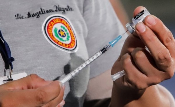 Adolescentes de 16 y 17 años acuden masivamente a los vacunatorios