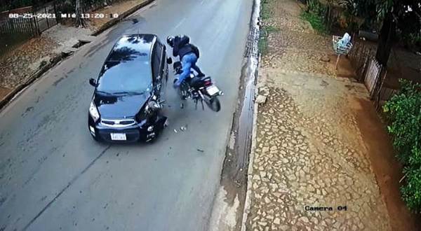 Conductora provoca grave accidente y desaparece •