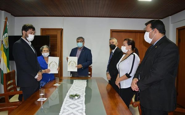 UNE y Universidad La Paz firman convenio de cooperación Institucional