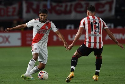 Robert Rojas, goleador y figura en el empate de River Plate ante Estudiantes