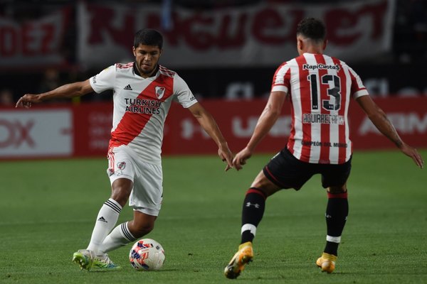 Robert Rojas, goleador y figura en el empate de River Plate ante Estudiantes