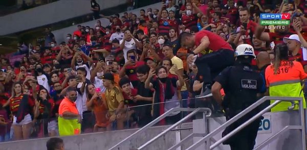 El alocado festejo de Gustavo Florentín junto a la afición del Sport Recife