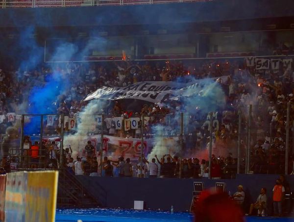 Hinchada de Olimpia encendió bengalas rojas y azules - Fútbol - ABC Color
