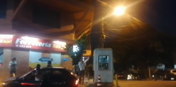 (Video). Sereno piropeó : “que linda está la noche” y lo molieron a golpes