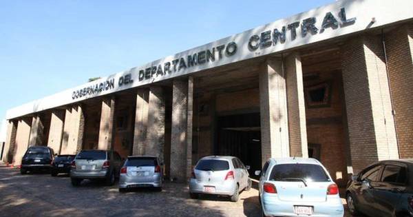 La Nación / Fiscal imputó al gobernador de Central y a quince personas más