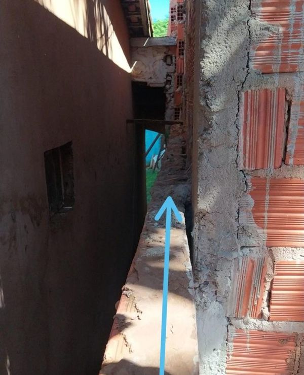 Denunciada alega que pared construida no está sobre el techo de su vecina y si de su propiedad