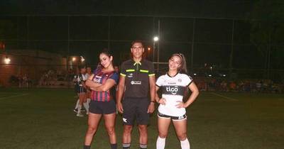 La Nación / Divertido superclásico entre modelos se definió en penales