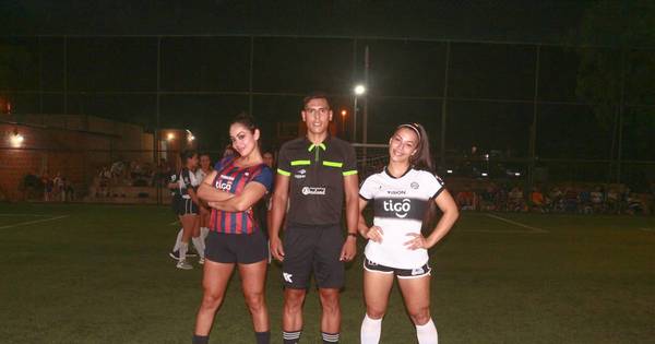La Nación / Divertido superclásico entre modelos se definió en penales