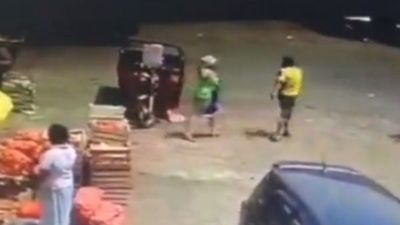 Doña atacó a conductor de motocarro por rozar su vehículo