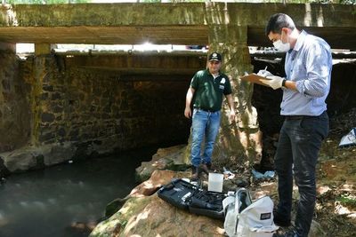 Mades desarrolla mediciones de contaminación en el arroyo Mburicao - Nacionales - ABC Color