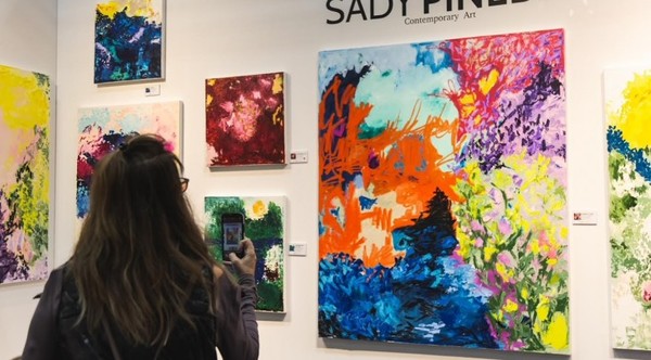 Artistas paraguayos destacaron en la exposición de arte más grande del mundo en Nueva York