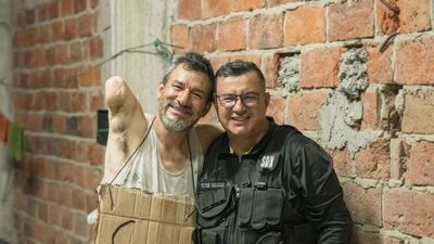 Historia de superación: hombre pierde sus brazos en un accidente y sale adelante lavando autos