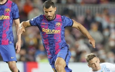 Crónica / El “Kun” padece de problemas cardiacos