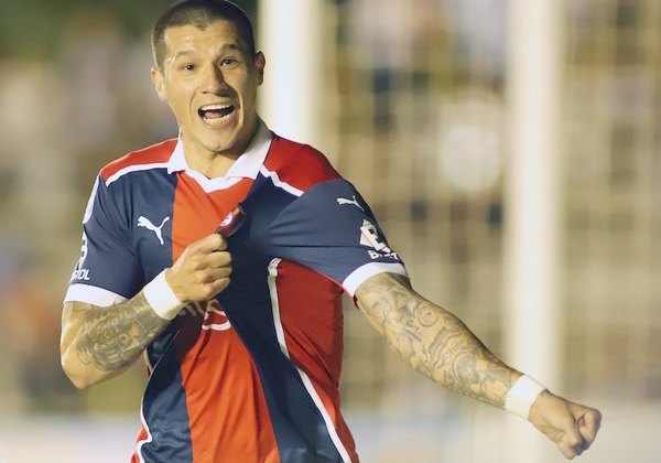 Crónica / Alan Benítez saltó, cantó y gozó ganando el clásico