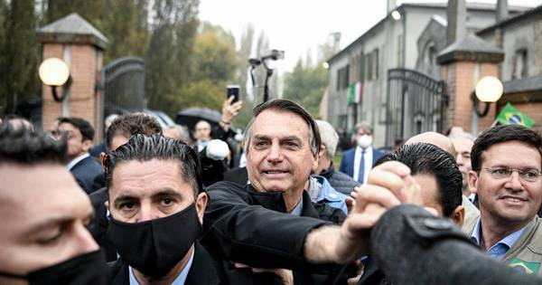 La Nación / Bolsonaro recibió la ciudadanía honoraria en Italia entre protestas