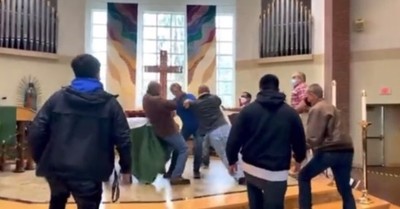Feligreses protagonizan violenta pelea a puños en el altar de una iglesia - SNT