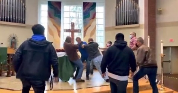 Feligreses protagonizan violenta pelea a puños en el altar de una iglesia - SNT