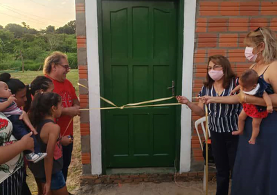 Vecinos solidarios construyeron una casa a una joven y humilde madre - Noticiero Paraguay
