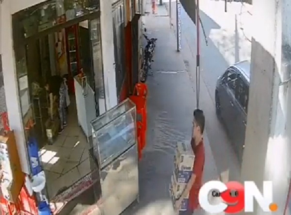 Estafan a comerciantes con botellas de cerveza cargadas con agua