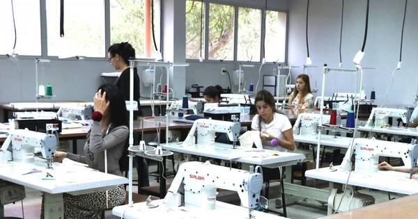 La Nación / Egresan primeros 266 operarios de cursos industriales en zona de frontera