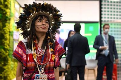 Joven activista lleva a la COP26 las tragedias indígenas de Brasil - Mundo - ABC Color