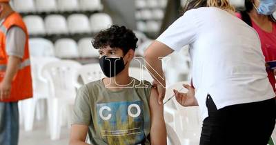 La Nación / Adolescentes acuden más que jóvenes de 18 y 19 años a los vacunatorios